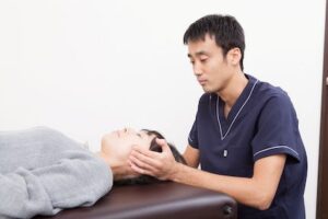 齋藤が施術をしている写真